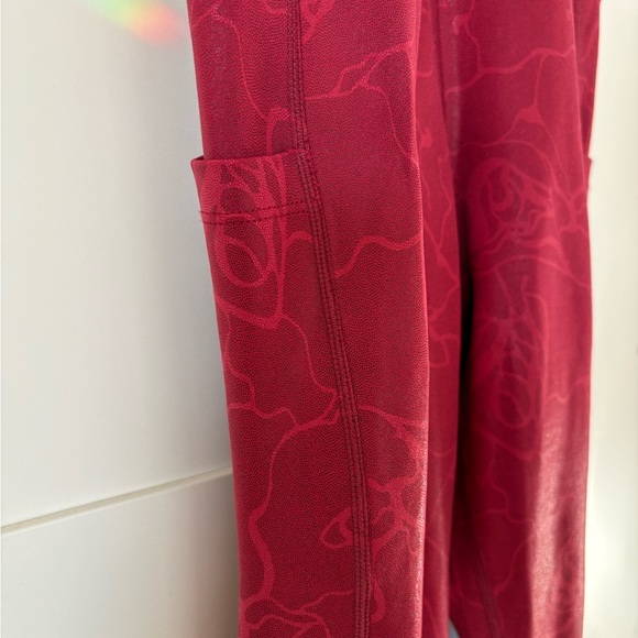 Women's Red Rose pattern Leggings - Picture 2 of 5